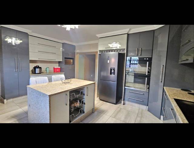 5 BEDROOM HOUSE FOR SALE IN SERALA VIEW